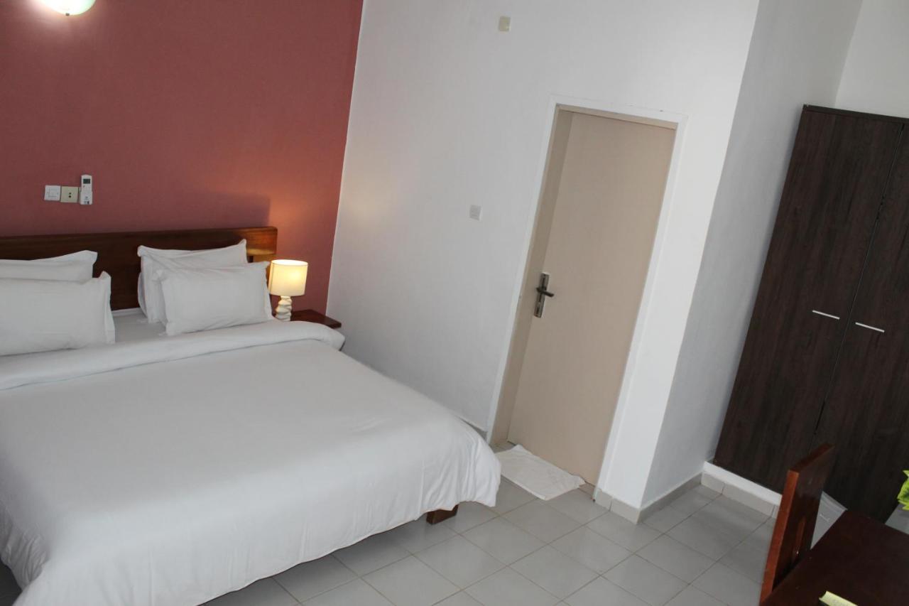 Complexe Hotelier Olympe Korhogo Exteriör bild